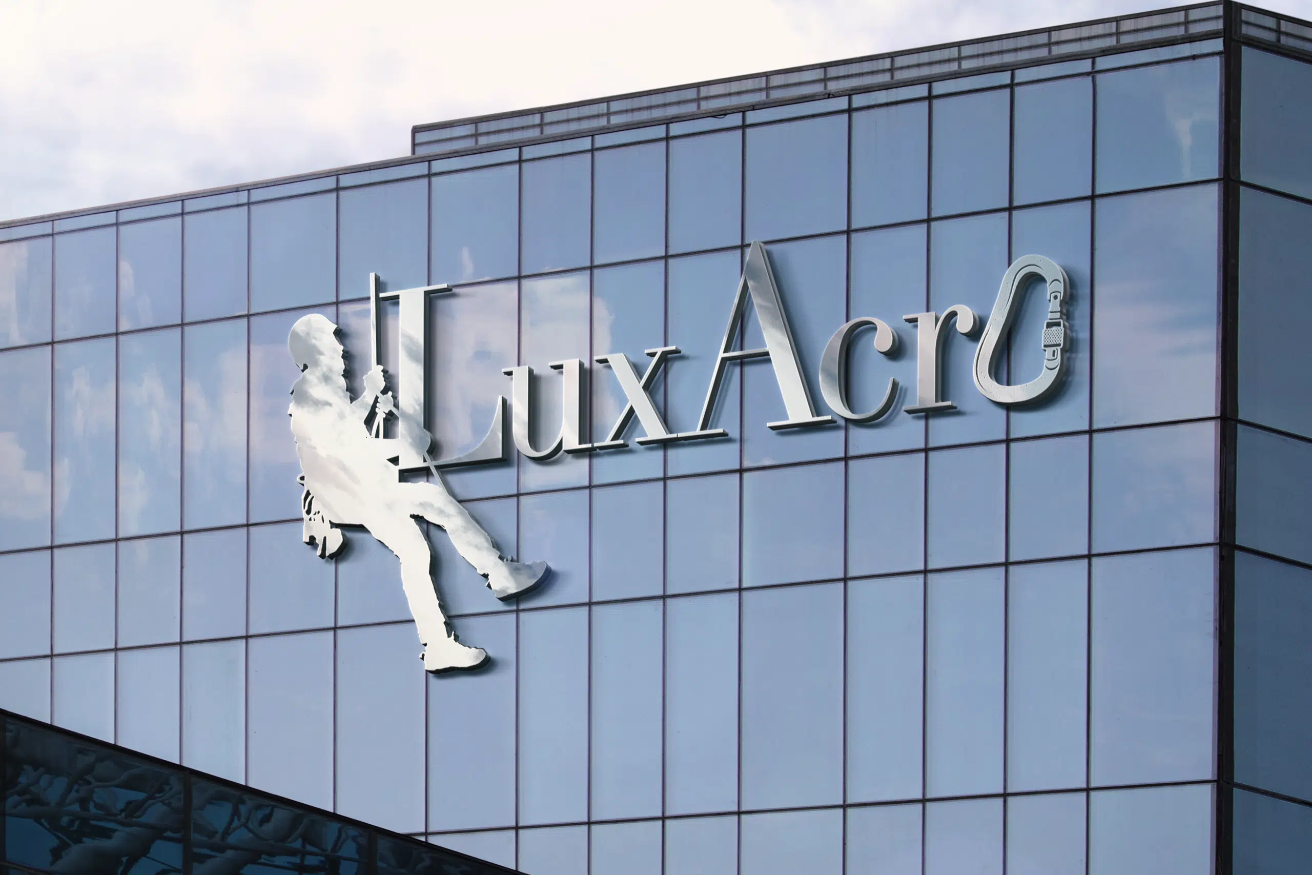 Logo d'entreprise cordiste Lux Acro affichant un homme équipé pour le travail en hauteur sur la silhouette d'un bâtiment, symbolisant professionnalisme et sécurité dans les travaux acrobatiques.